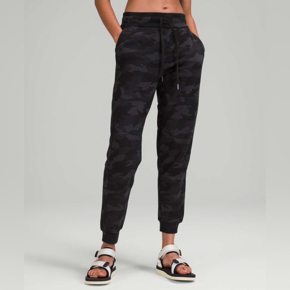 Lululemon Scuba High-Rise French Terry Jogger
Heritage 365 Camo 26.5” Inseam | 4